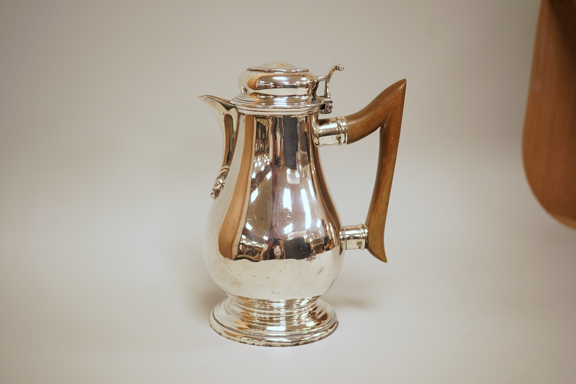 A late Victorian silver hot water jug, by Thomas Bradbury & Sons, London, 1894, height 16.4cm, together with a George V small silver five bar toast rack, Adie Brothers, Birmingham, 1930, gross weight 11.6oz.